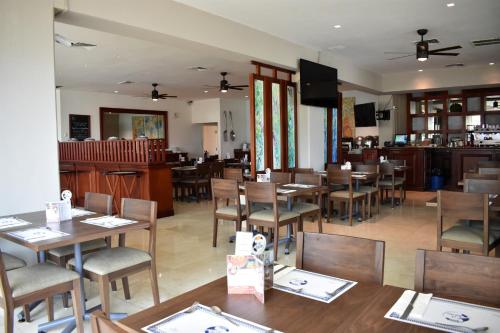 a dining room with wooden tables and chairs at Hotel Villa Florida Veracruz in Veracruz