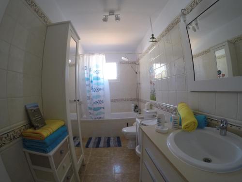 Ванна кімната в Villa CarpeDiem Tarajalejo