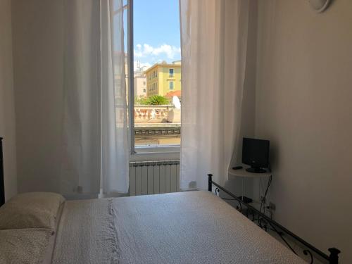 um quarto com uma cama e uma janela com vista em Cinque terre SUITE em La Spezia