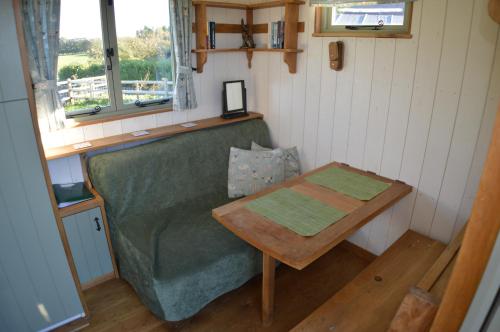 Posezení v ubytování Rose Shepherds Hut