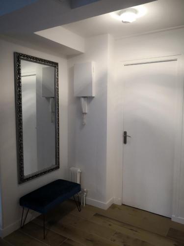 une chambre avec un miroir, un banc et une porte dans l'établissement Studio moderne,parking,piscine,tennis,terrasse., à Aix-les-Bains