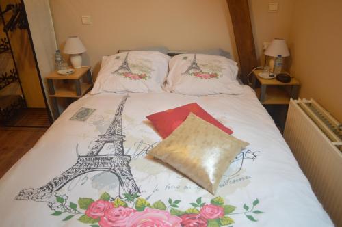 a bed with a drawing of the eiffel tower on it at La Gentilhommière du Château de Ragnies in Ragnies