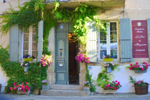 una entrada a un edificio con flores y plantas en Le Chai de Marguerite, en Peyriac-Minervois