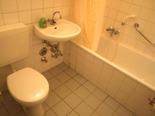 Ένα μπάνιο στο Apartment Rochstrasse Berlin