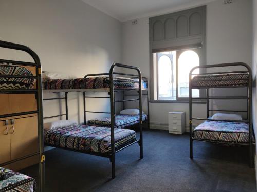 Pokój z 3 łóżkami piętrowymi i oknem w obiekcie Britannia on William w mieście Perth