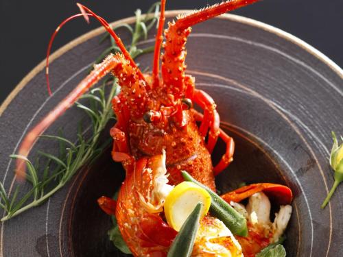 Makanan di atau berdekatan hotel