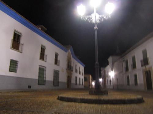 a street light in the middle of a street at night at Apartamentos Venta Don Quijote in Almagro