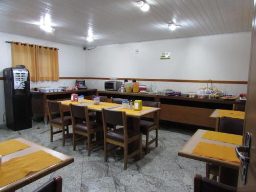 a restaurant dining room with tables and a kitchen at Pax Hotel , próximo da 25 de Março, Brás, Bom Retiro e República in Sao Paulo