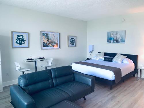 um quarto com uma cama e um sofá em Bayside Retreat em Ruskin
