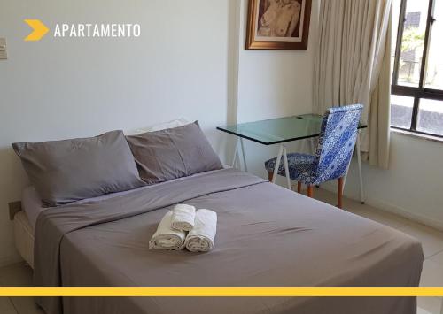 a bedroom with a bed with towels on it at Atlantic City Apart Service in Salvador