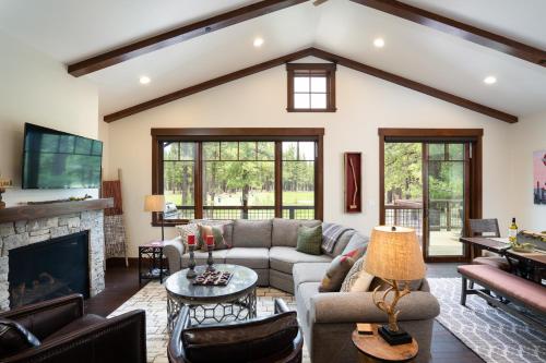 New Listing! Luxury 3BD Residence on Gray's Crossing Golf Course