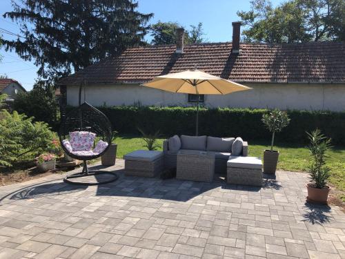 Taman di luar Virág Vendégház