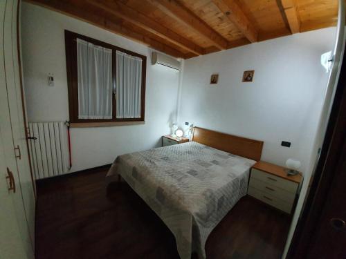 a small bedroom with a bed and a window at garda felice in Desenzano del Garda