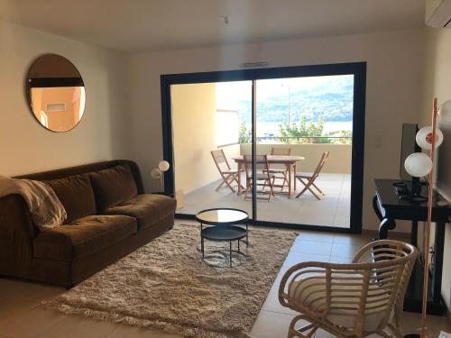 un salon avec un canapé et une table dans l'établissement Fronte di Mare, à Propriano