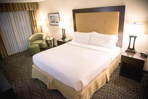 Кровать или кровати в номере Holiday Inn Little Rock-Airport-Conference Center by IHG