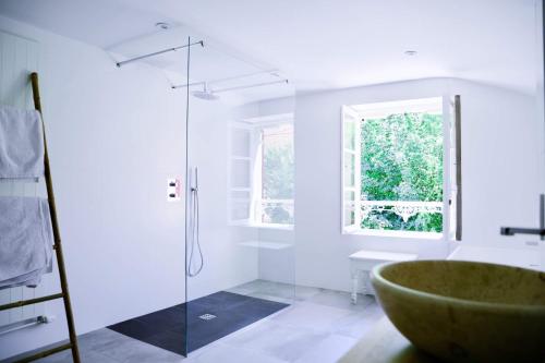 een badkamer met een douche, een wastafel en een bad bij GLYCINES COUNTRY GUESTHOUSE in Goupillières