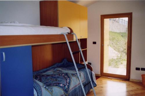 um beliche num quarto com uma escada em Casa bianca em San Vito di Cadore