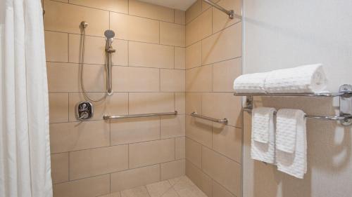 Kúpeľňa v ubytovaní Best Western Plus Wilkes Barre-Scranton Airport Hotel