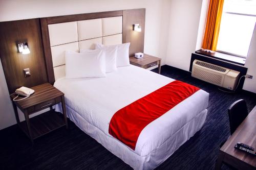 Cette chambre comprend un grand lit et un téléphone. dans l'établissement Hotel ALO! Express, à Torreón