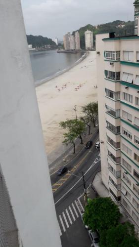 - une vue sur la plage, un bâtiment et un bâtiment dans l'établissement Apto Pé na Areia, à São Vicente