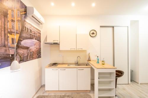 Marin Center Apartments (Amphitheatre)