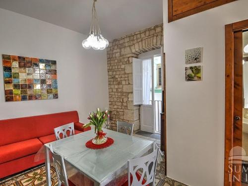 トゥーリにあるAntiche Mura Apartments "Nel Cuore della Puglia"bivani, cucina, terrazzoのギャラリーの写真