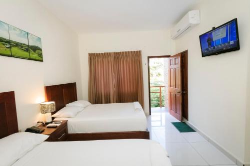 En eller flere senge i et værelse på Hotel Mediterraneo Inn