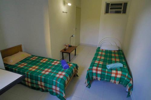 坎皮納斯的住宿－Hotel Samambaia，一间设有两张床和一张桌子的房间
