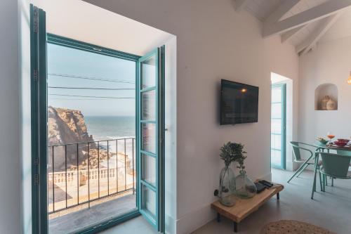 um quarto com vista para o oceano em Azenhas do Mar West Coast Design and Surf Villas em Sintra