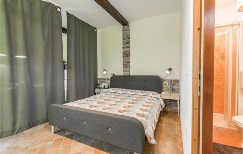 Llit o llits en una habitació de Gorgeous Apartment In Strunjan With Kitchen
