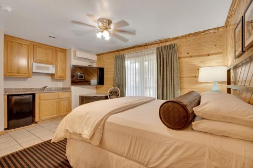 3 Peaks Resort & Beach Club في ساوث ليك تاهو: غرفة نوم بسرير كبير ومطبخ