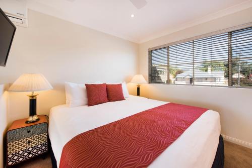 a bedroom with a large bed and a window at Soldiers Motel in Mudgee