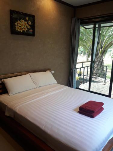 En eller flere senge i et værelse på Khao Sok Residence Resort