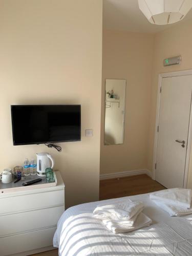 a bedroom with a bed and a flat screen tv at Smeaton serviced Accommodation in Liverpool