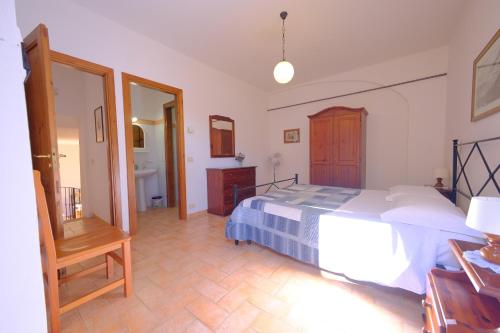 1 dormitorio con 1 cama grande y baño en Agriturismo Montegonfoli, en San Gimignano