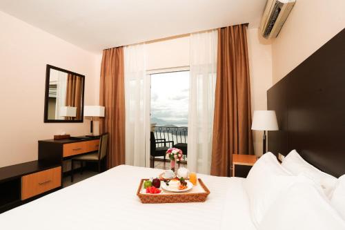 Un pat sau paturi într-o cameră la The Lake Hotel Tagaytay