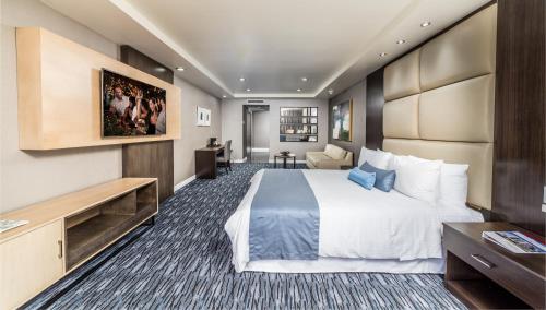Кровать или кровати в номере Pueblo Amigo Hotel Plaza y Casino