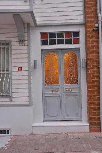una porta grigia su una casa bianca con finestre di Dualis Hotel a Istanbul