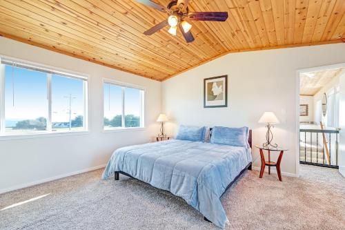 1 dormitorio con 1 cama y ventilador de techo en The Neptune House, en Fort Bragg