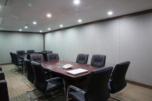 a conference room with a large table and chairs at Hotel Mate Bundang in Seongnam