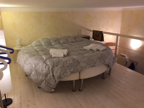 ヴェルバーニアにあるLe petite fleurのベッドルーム1室(大型ベッド1台、枕2つ付)
