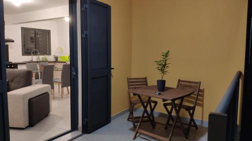 a dining room with a table with a plant on it at Le Shanti - la paix in Ravine des Cafres-les Bas