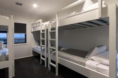 
A bunk bed or bunk beds in a room at Mountain Mist Retreat - 6 Bedrooms
