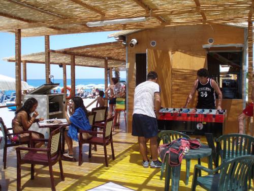 Un groupe de gens jouant à un jeu sur une terrasse dans l'établissement Hotel La Tonnara, à Amantea