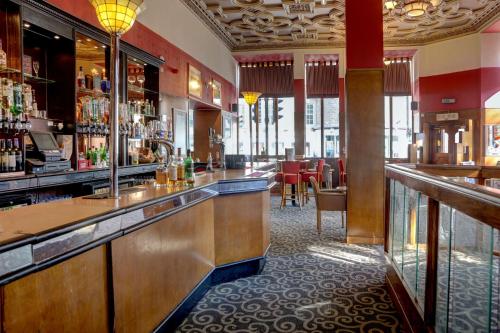 a bar in a restaurant with tables and chairs at Best Western Queens Hotel in Dundee