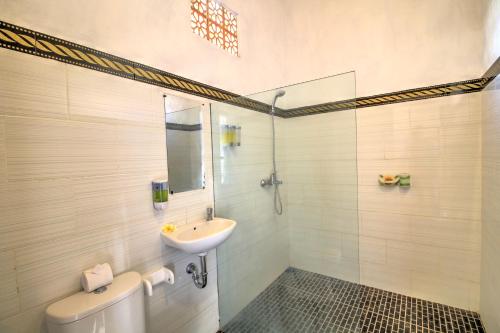 Ένα μπάνιο στο Saren Villa