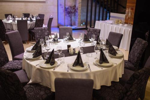 a table set up for a banquet in a room at Hotel Euforia Lounge in Šabac