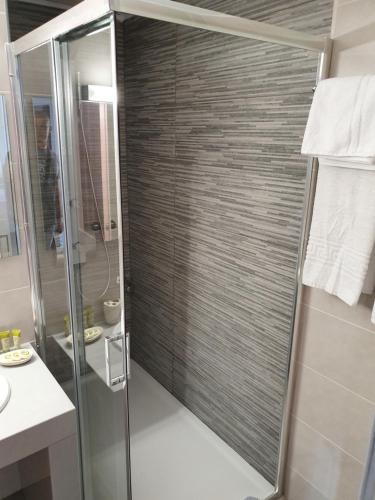 eine Dusche mit Glastür im Bad in der Unterkunft Arlen Beach Hotel in Hersonissos