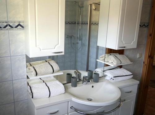 uma casa de banho com um lavatório branco e um chuveiro em Kapitänshaus in Strandnähe in Prerow em Prerow