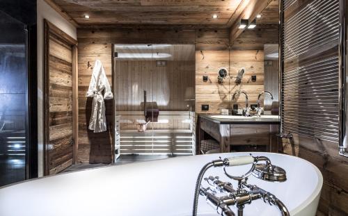 łazienka z wanną i umywalką w obiekcie Chalet Cogolara w mieście Colfosco